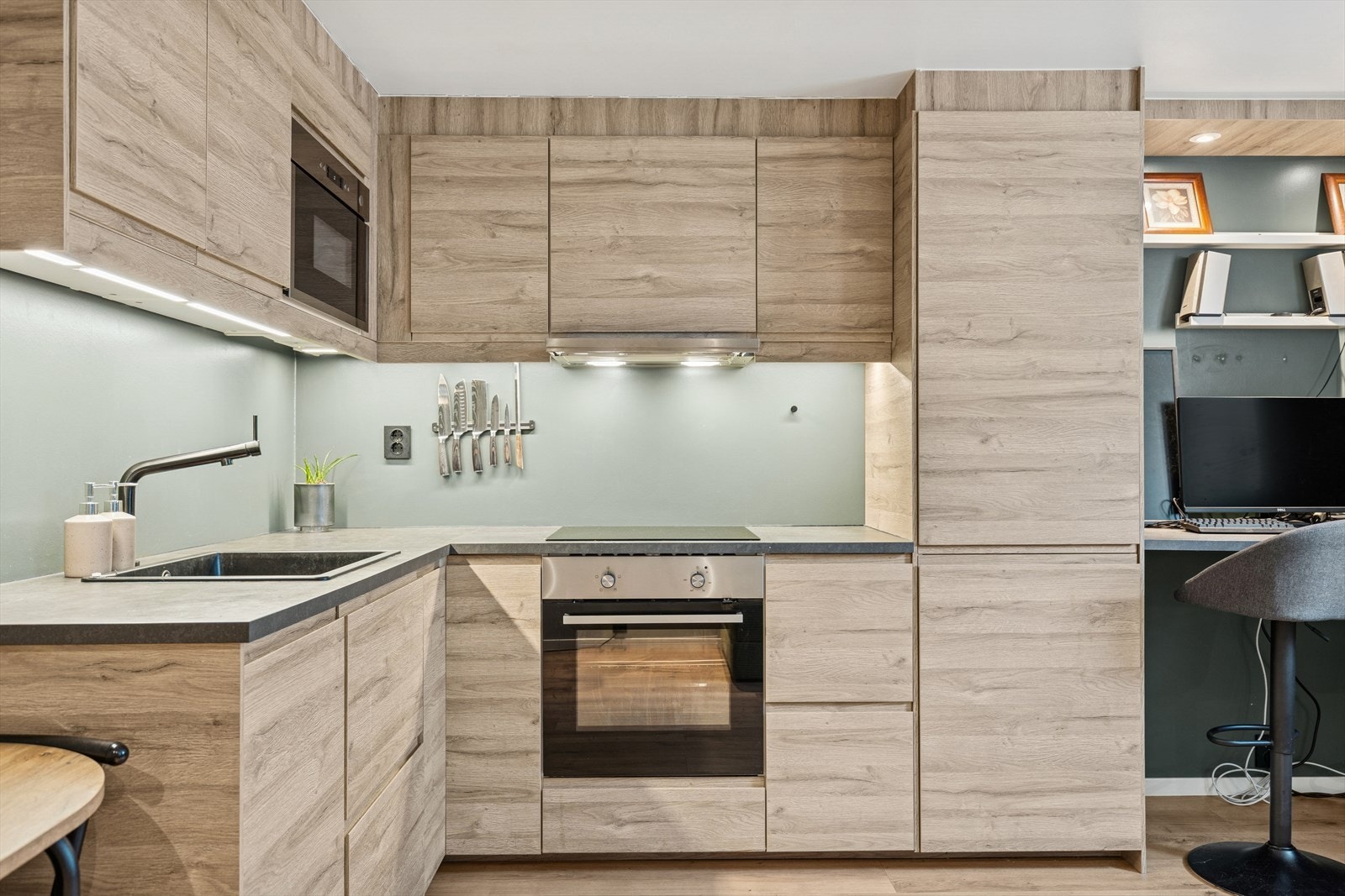 Moderne kjøkken med integrert kjøl/fryseskap, integrert oppvaskmaskin, integrert mikroovn, platetopp og vannstoppsystem. Galleribilde