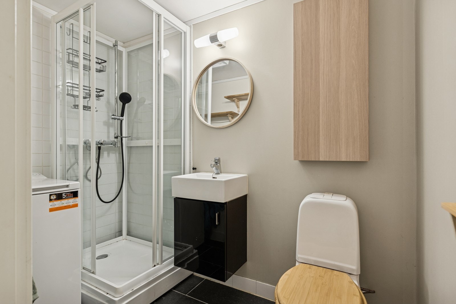 Baderom med fliser på gulv. Galleribilde