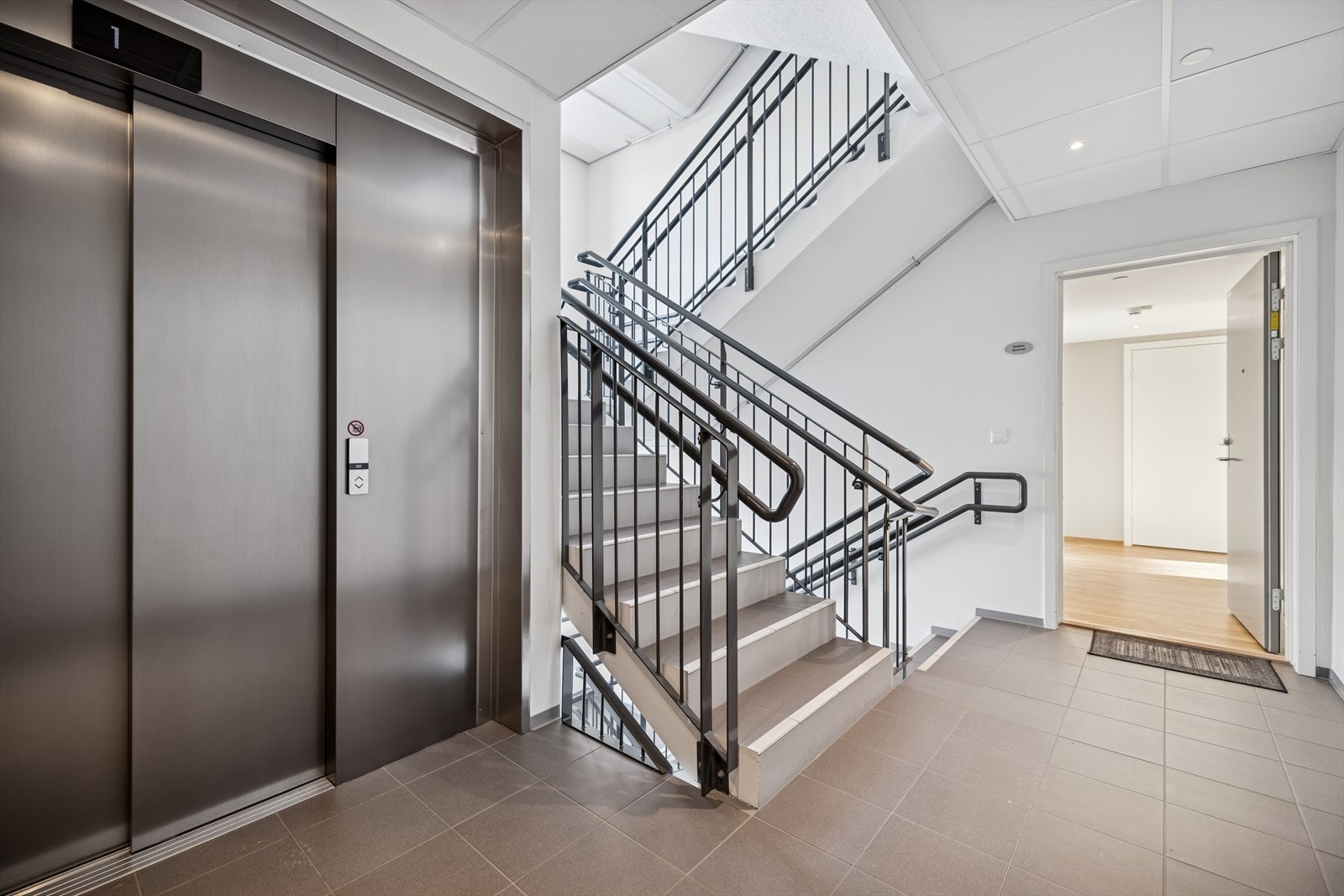 Bygget har heis, som gir enkel og trinnfri adkomst til leiligheten i 3. etasje. Galleribilde