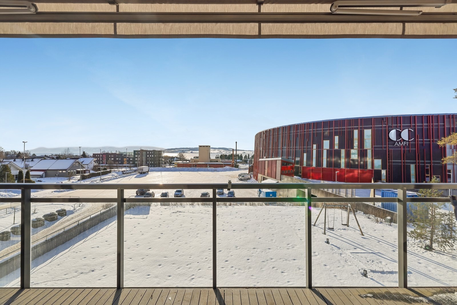 Balkongen har et solid rekkverk i glass med en høyde på 101 cm. Galleribilde