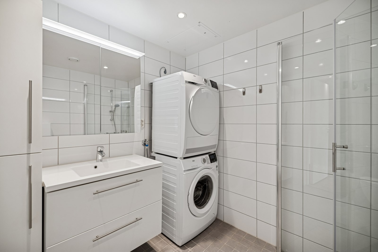 Flislagt bad med elektriske varmekabler i gulvet for økt komfort. Galleribilde