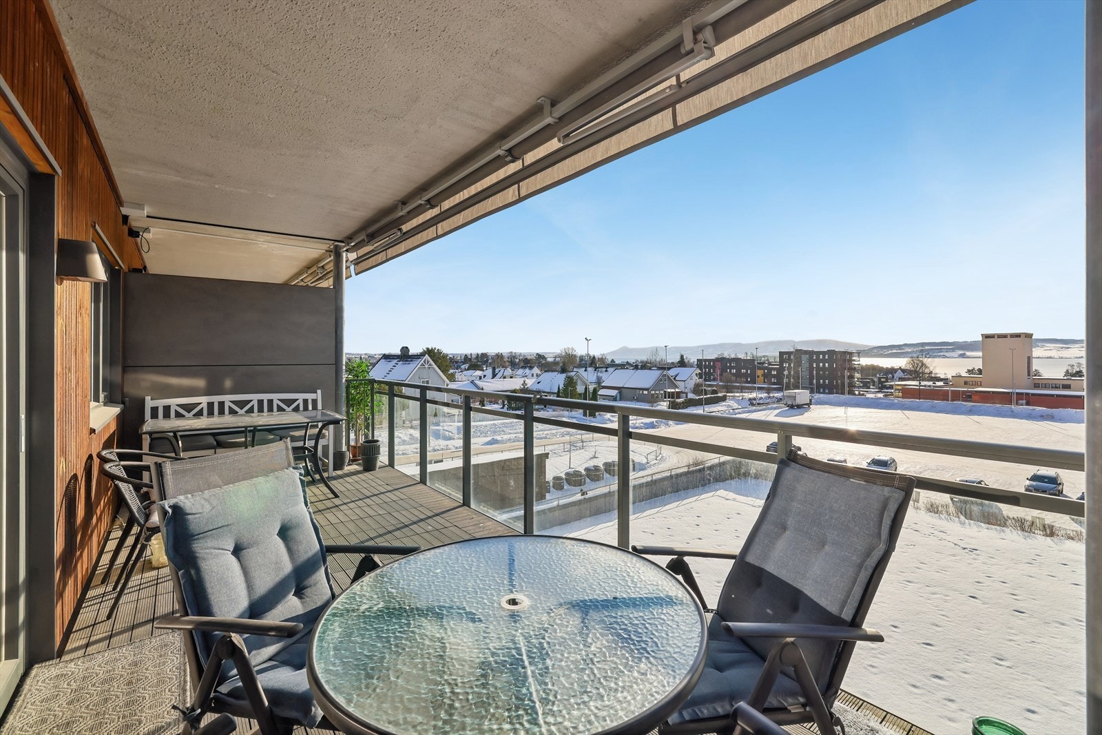 Den store balkongen på 15 m² er en forlengelse av stuen og har god plass til utemøbler. Galleribilde