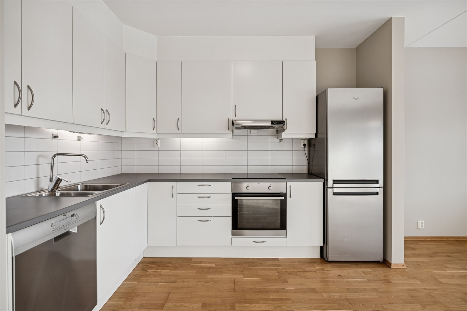 Her er det også integrert kjøl/fryseskap, samt komfyrvakt og vannstoppsystem for ekstra trygghet. Galleribilde