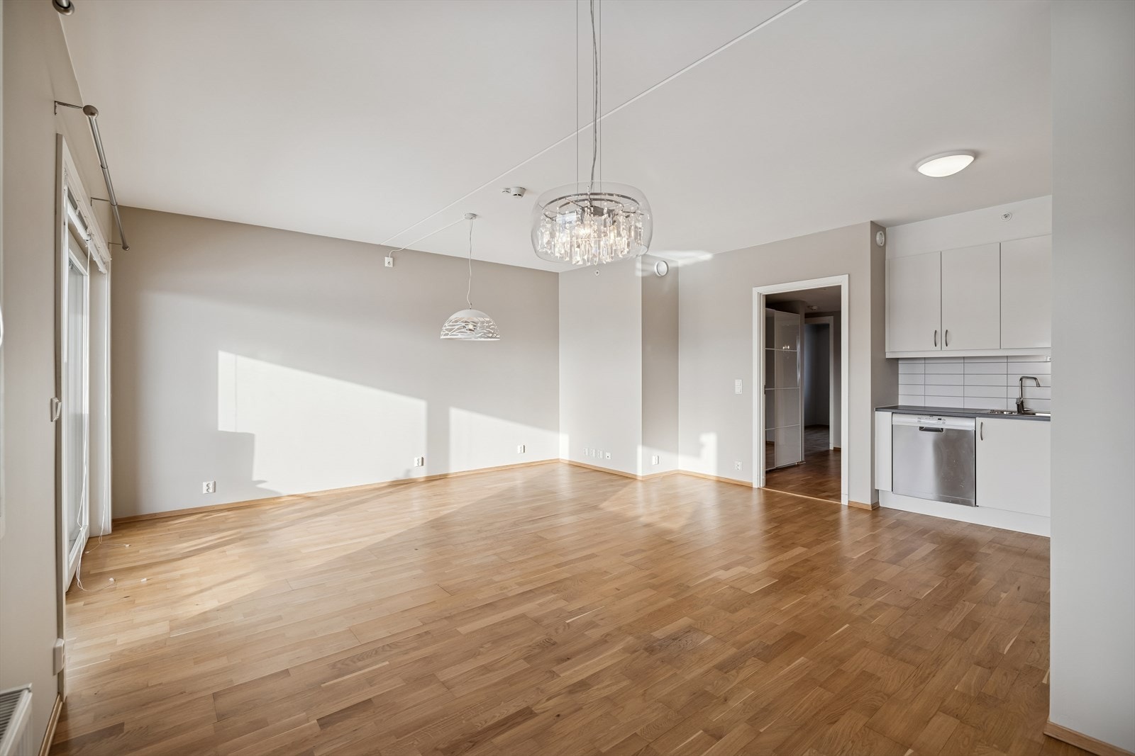 Gjennomgående parkett på gulv og malte vegger gir et helhetlig og tidsriktig uttrykk. Galleribilde