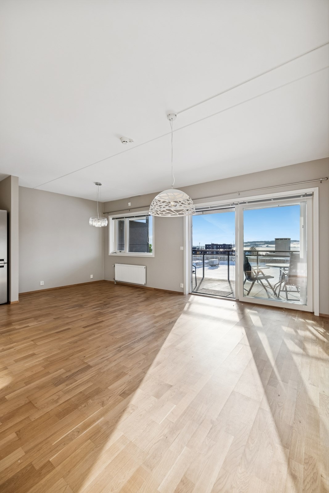 Store vinduer med 2-lags glass bidrar til gode lysforhold i stuen. Galleribilde