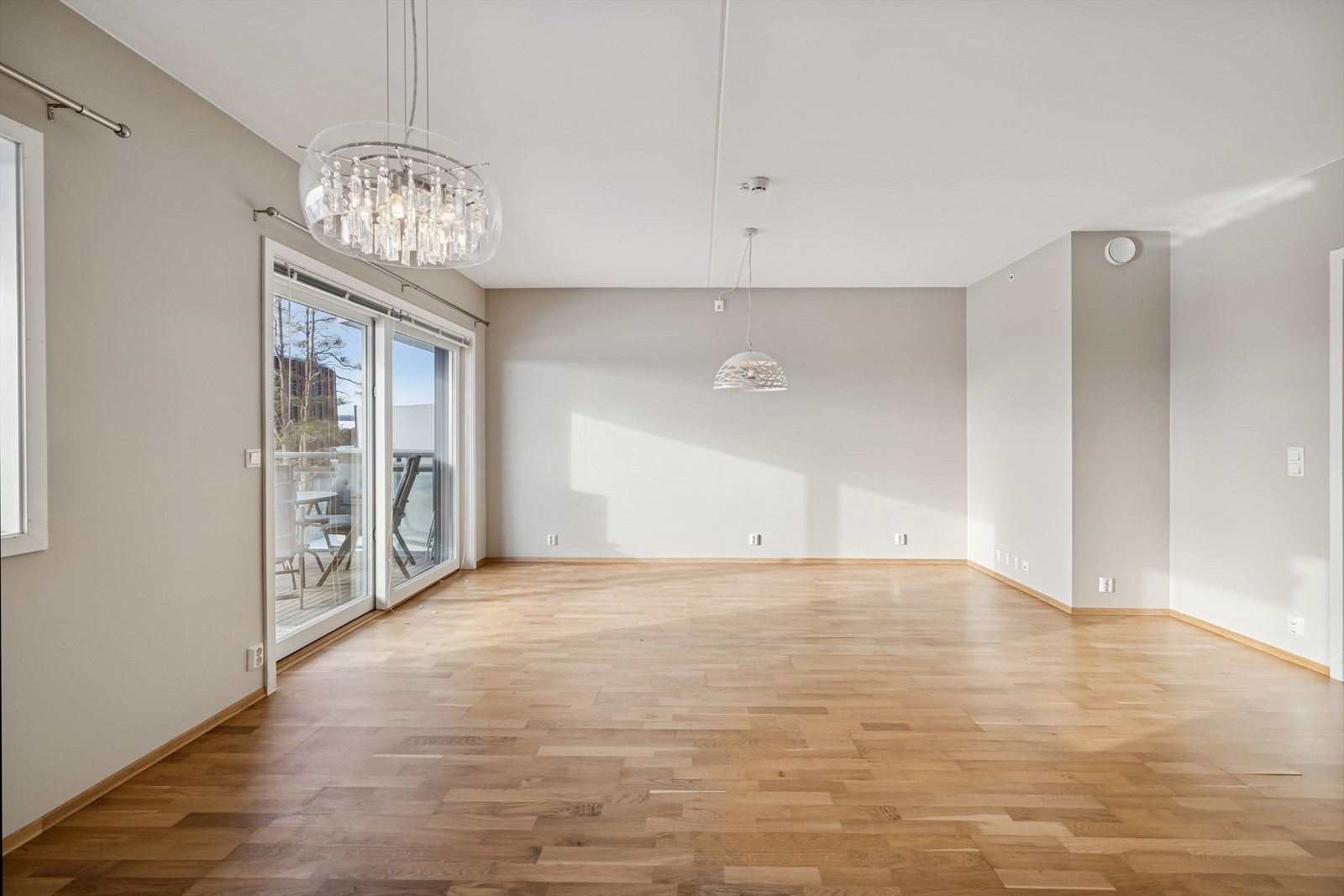 Stuen er romslig med en takhøyde på 2,58 meter, noe som gir en luftig atmosfære. Galleribilde