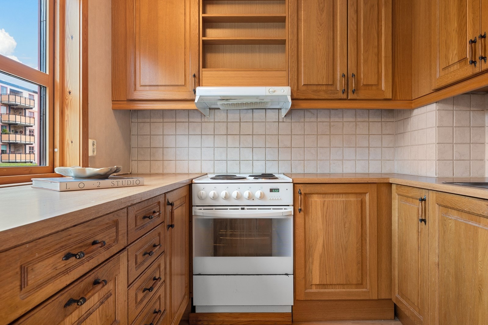 - Rikelig med skap- og benkeplass gjør dette til et praktisk kjøkken - Galleribilde