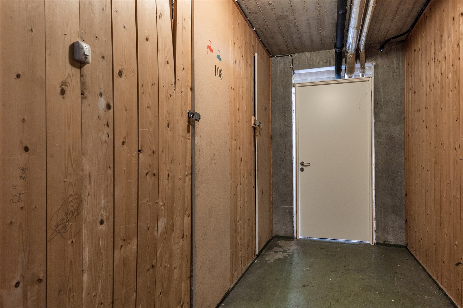 - Leiligheten disponerer to eksterne boder i underetasjen - Galleribilde