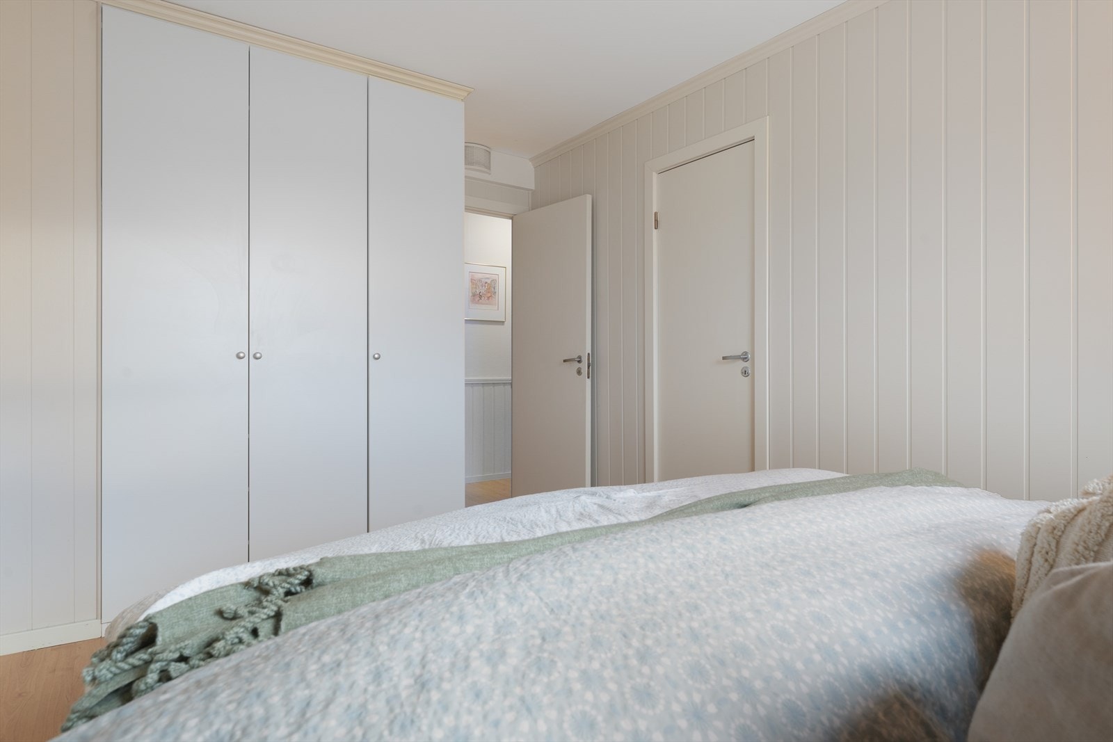 - Innebygd garderobeskap med god plass til klær og tilbehør - Galleribilde