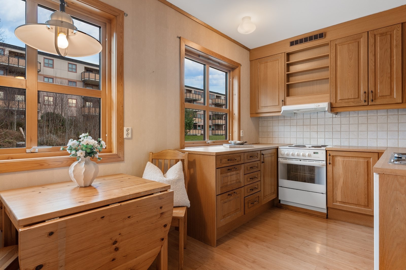 - Kjøkkenet byr på plass til et lite spisebord, samt godt med naturlig lys - Galleribilde