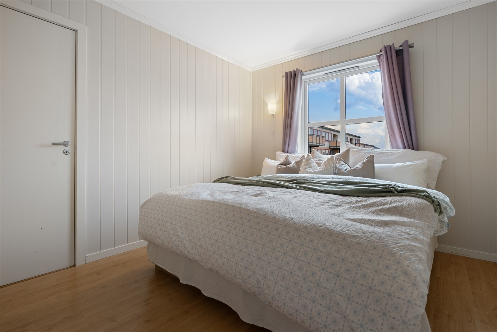 - Det er gjennomgående laminat gulv i hele leiligheten, for uten om på badet - Galleribilde