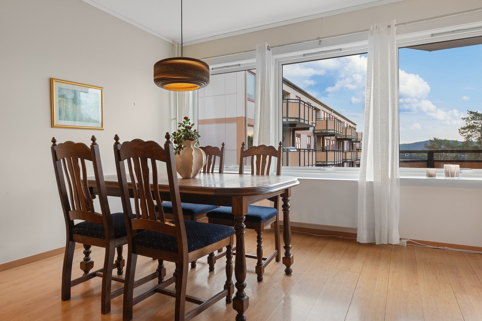 - De store vindusflatene slipper inn rikelig med naturlig lys. Vinduer har fått tilstandsgrad 1 - Galleribilde