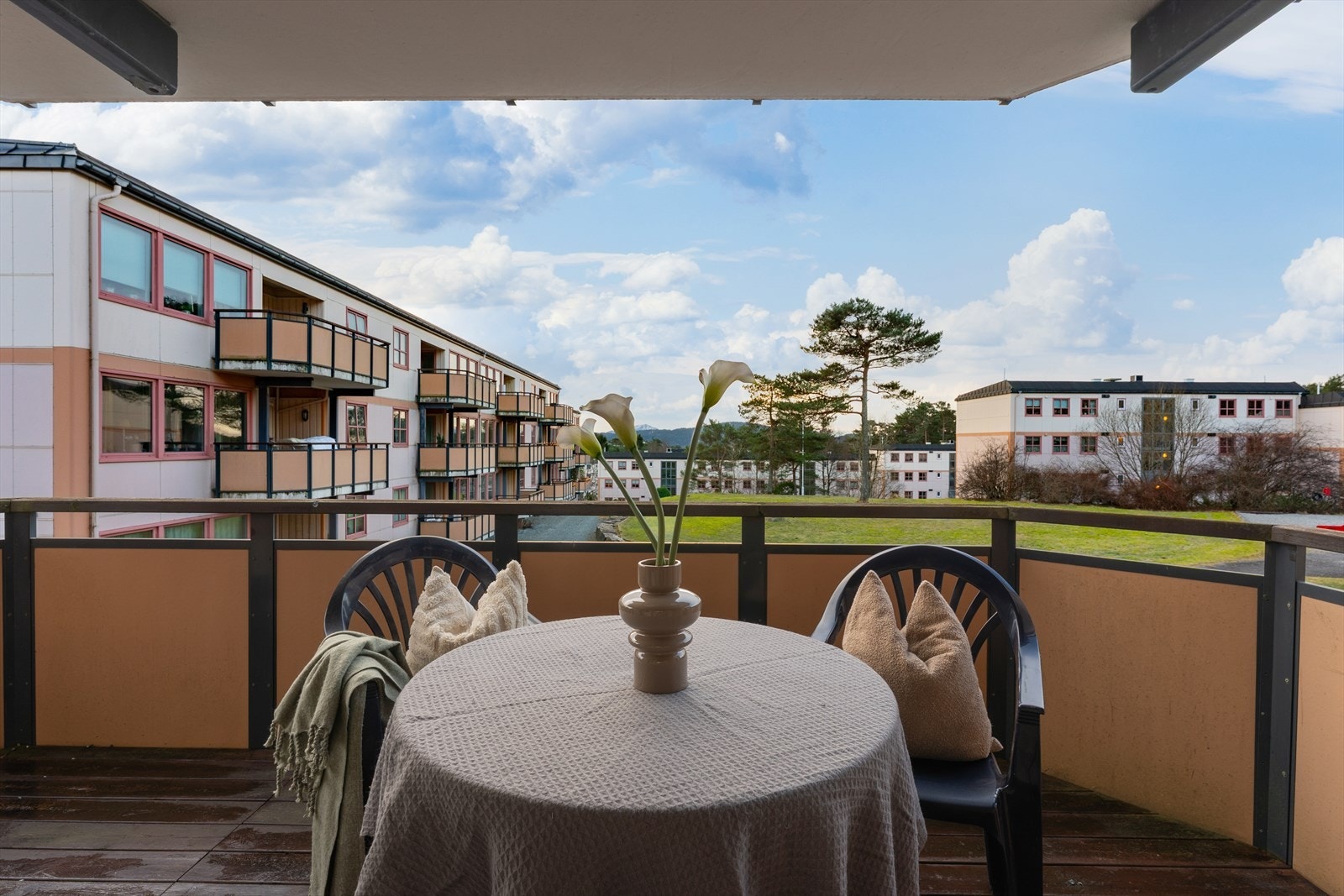 - Selger opplyser om gode solforhold med sol fra ca. kl. 07:30 til 19:30 på sommerstid - Galleribilde