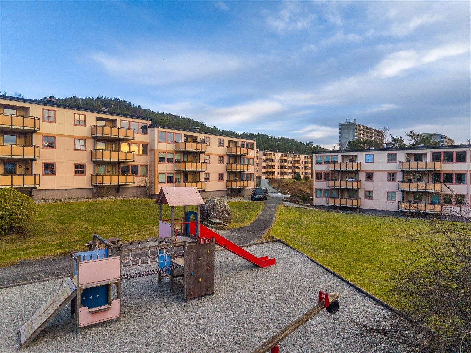 - Borettslaget har et pent opparbeidet fellesarealer med lekeplass for de yngste - Galleribilde