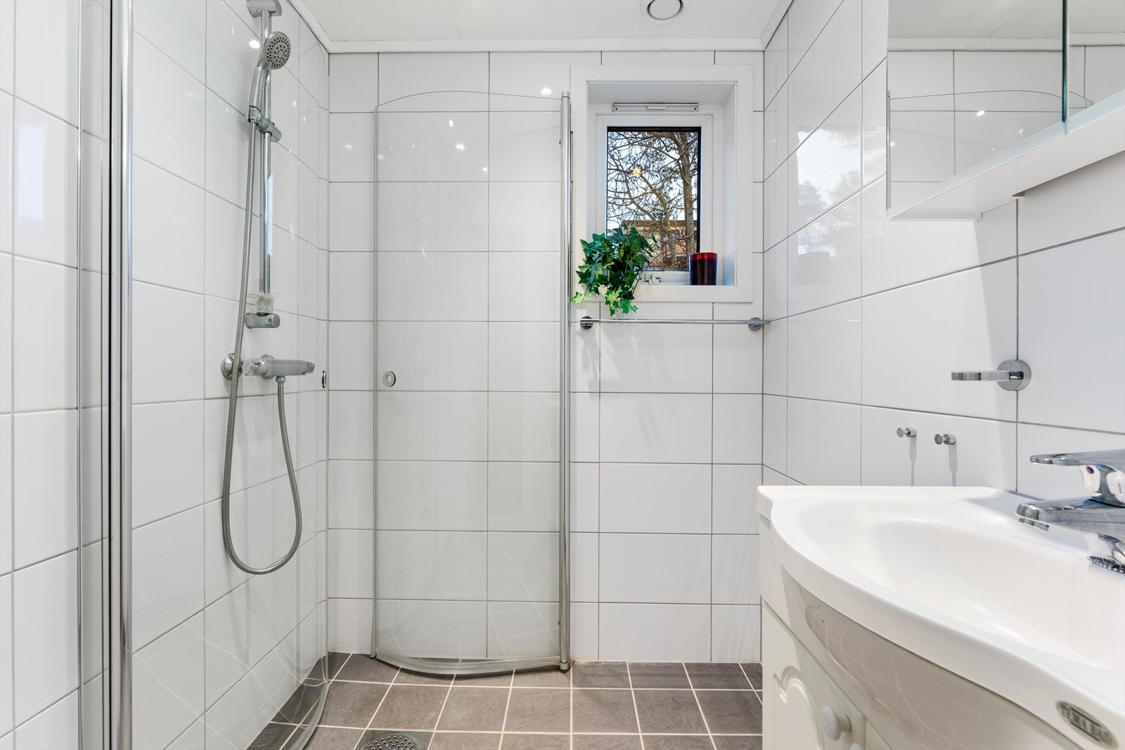 - Klassisk helfliset bad med behagelig gulvvarme - Galleribilde