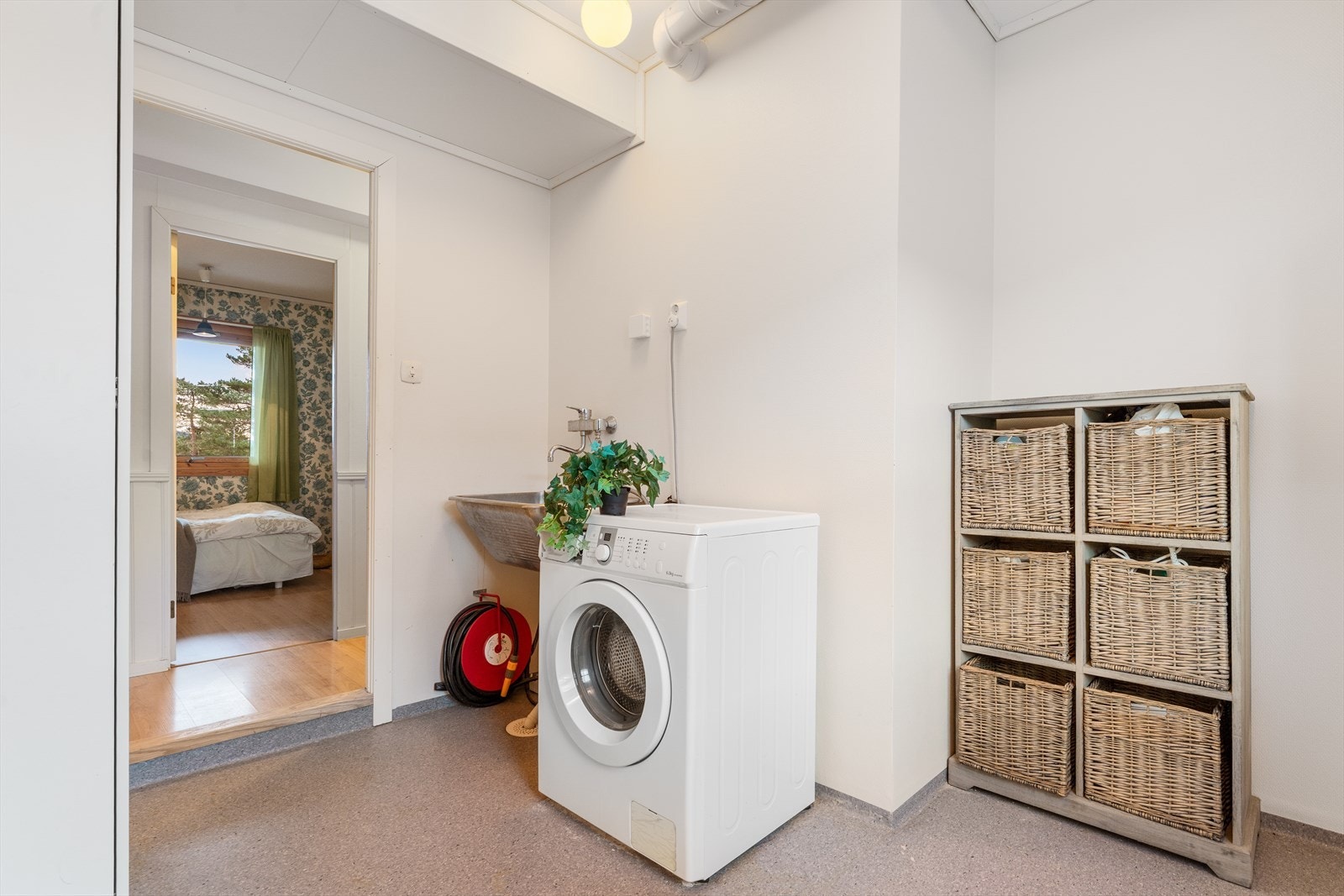 - Et stort og romslig vaskerom er svært praktisk med god plass til vaskemaskin, tørketrommel, oppbevaring, samt god plass til å tørke klær - Galleribilde