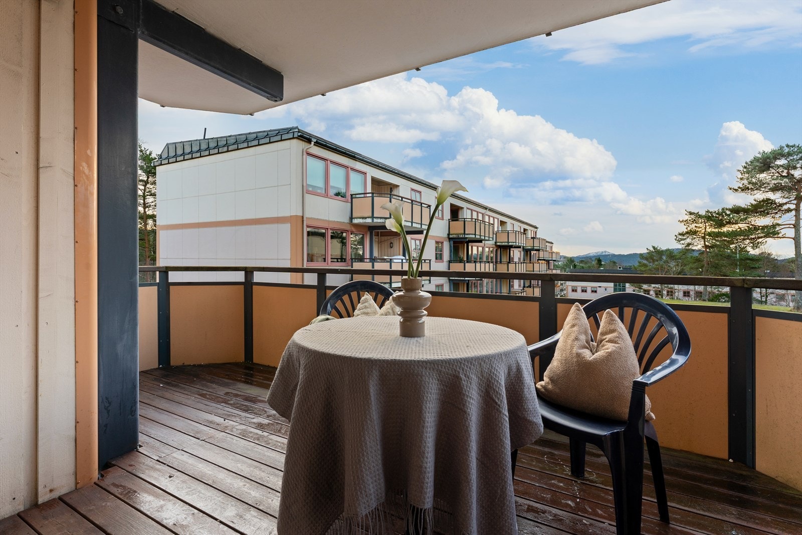 - Leiligheten byr på en stor balkong på 11 m² med flott utsikt over borettslagets fellesområde - Galleribilde