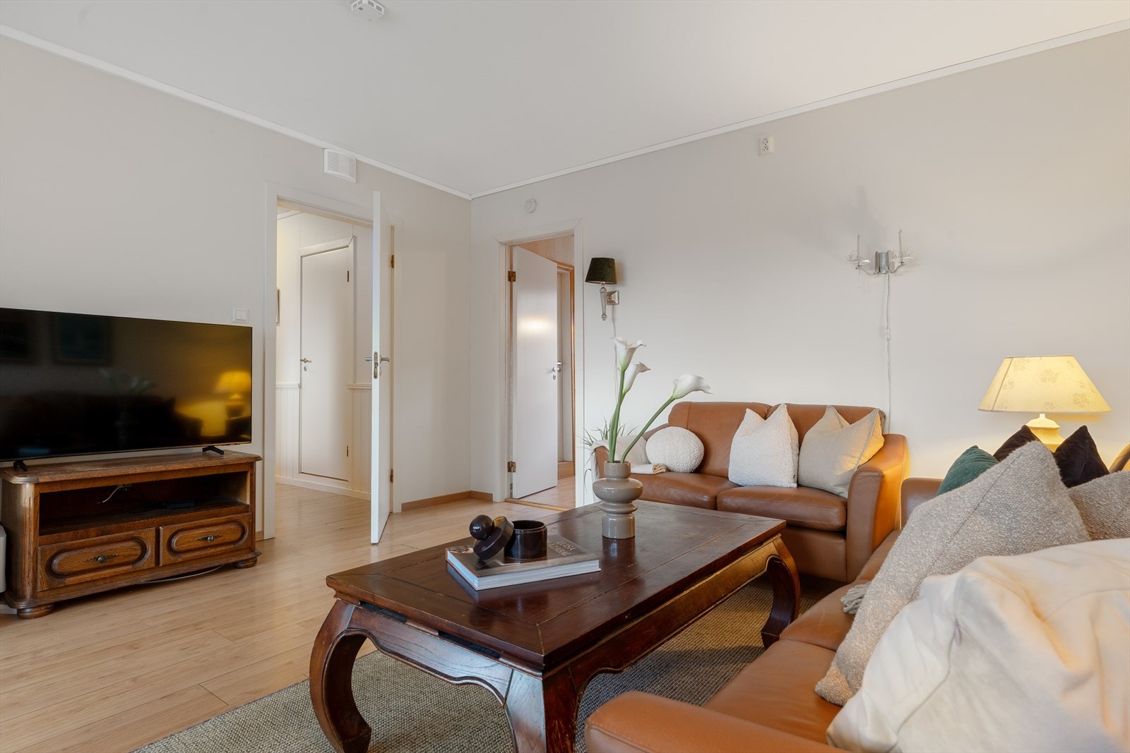 - Vegg i vegg med stuen ligger kjøkkenet - Galleribilde