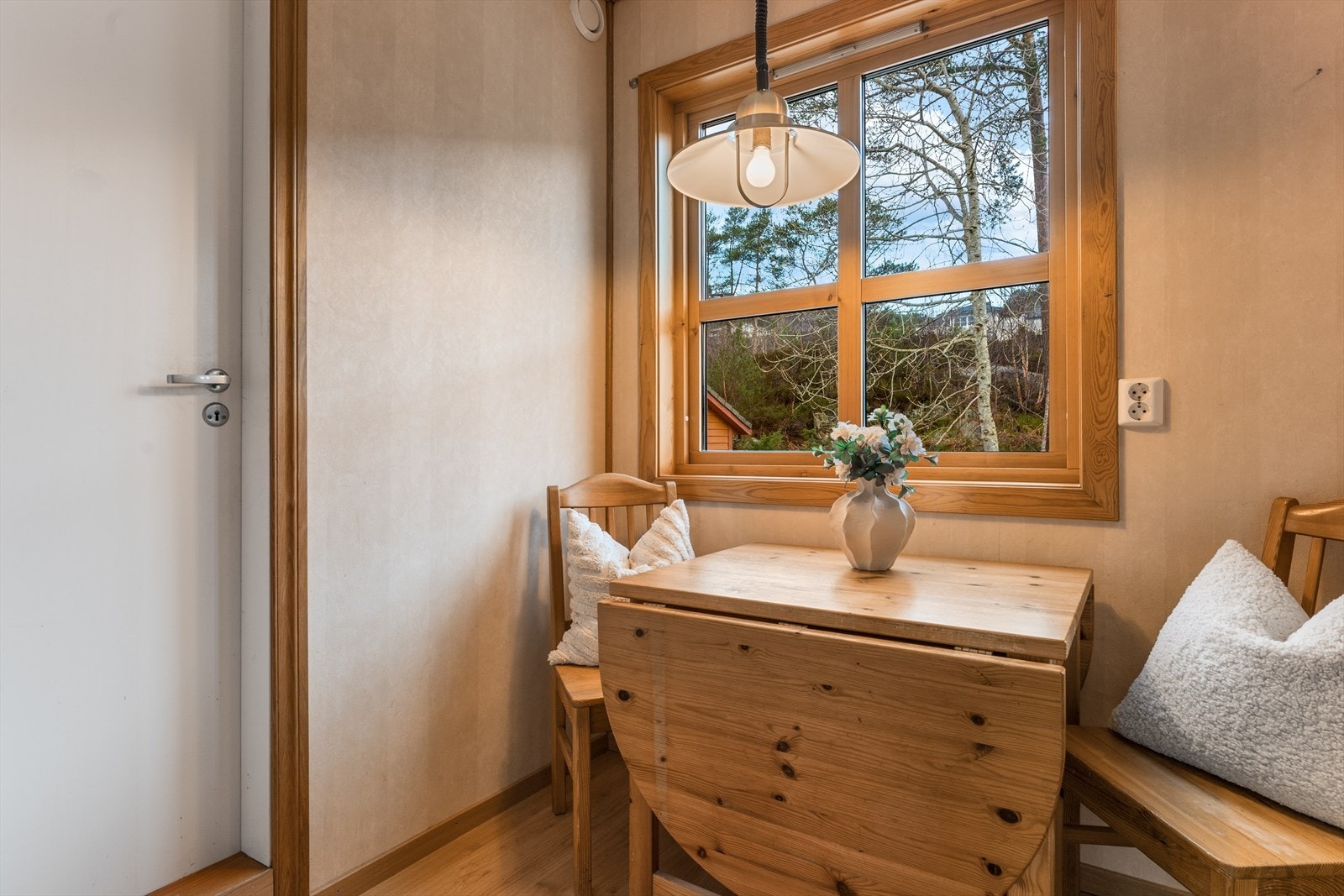 - Fra kjøkkenet er det tilkomst til et romslig vaskerom - Galleribilde