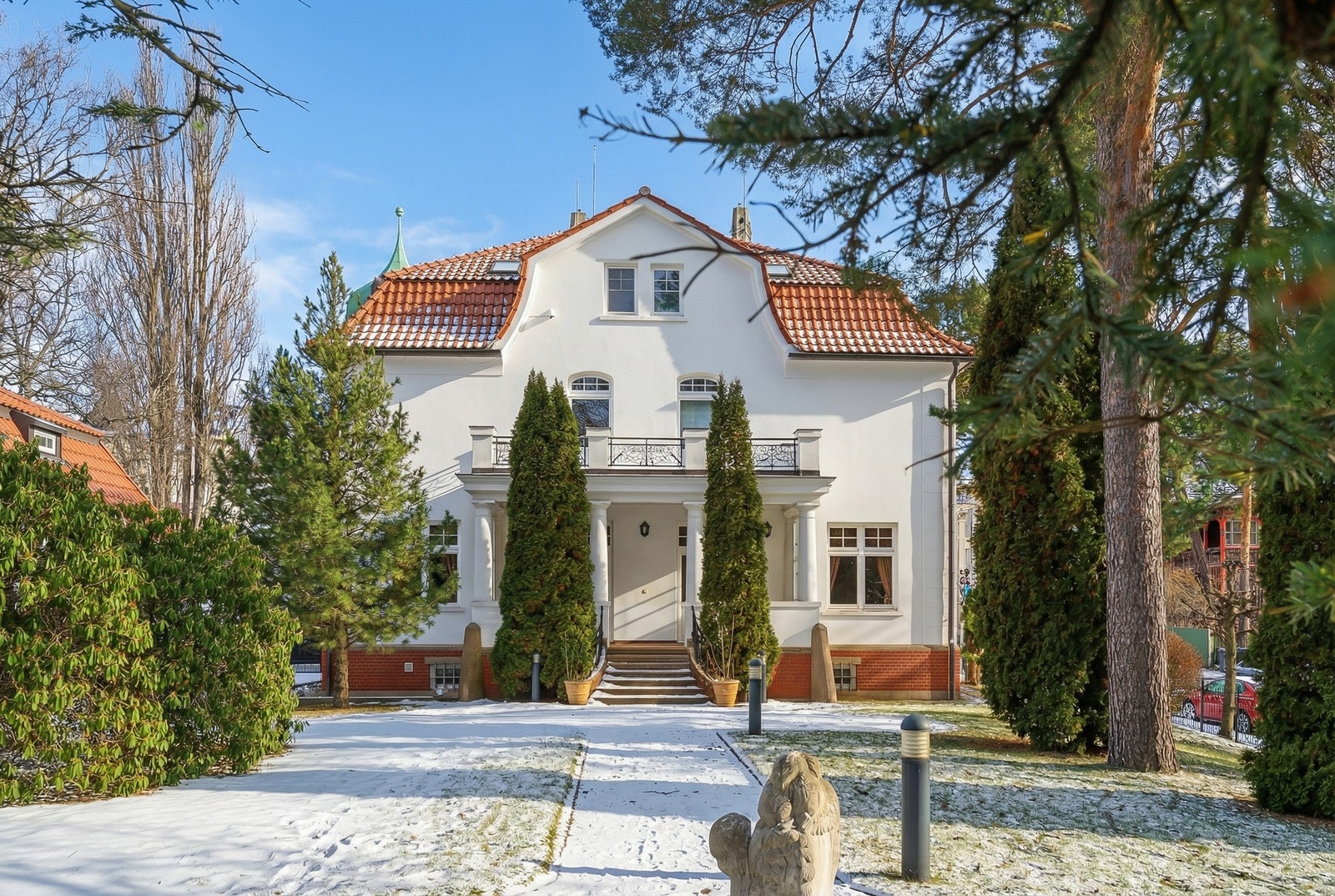 Velkommen til Thomas Heftyes gate 24. Lyssetting/sol i foto er redigert med AI og det tas forbehold om eventuelle feil. Galleribilde