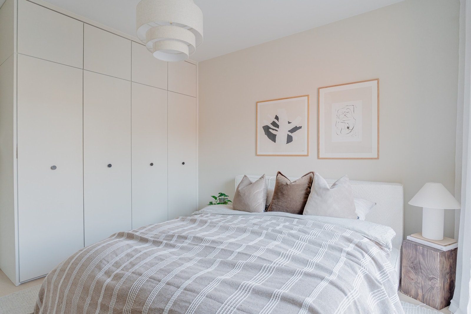 Svært lekre, takhøye garderobeskap på soverom. Galleribilde