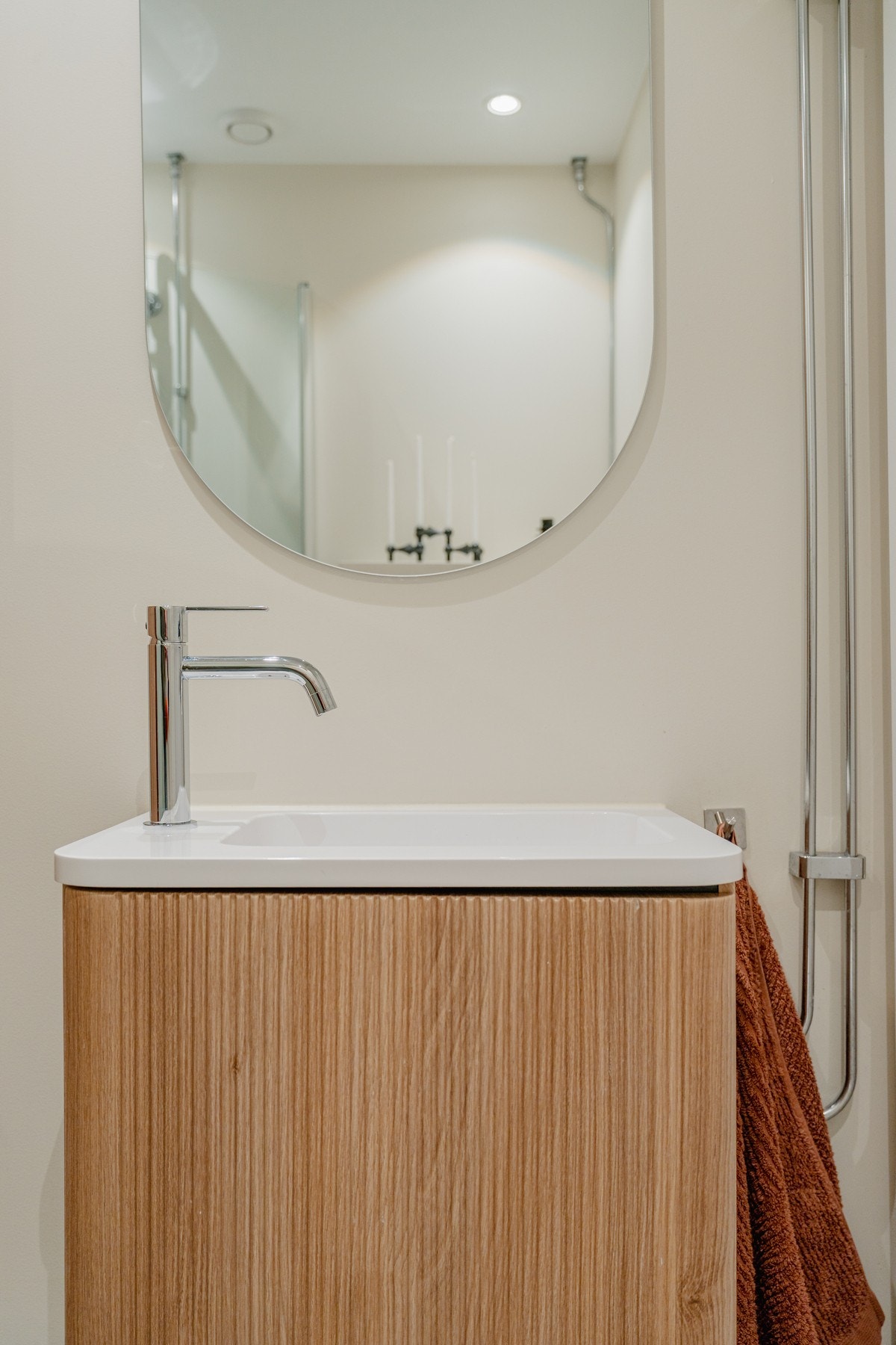 Lekkert baderom ved entréen. Dette badet ble overflateoppusset i 2025. Galleribilde