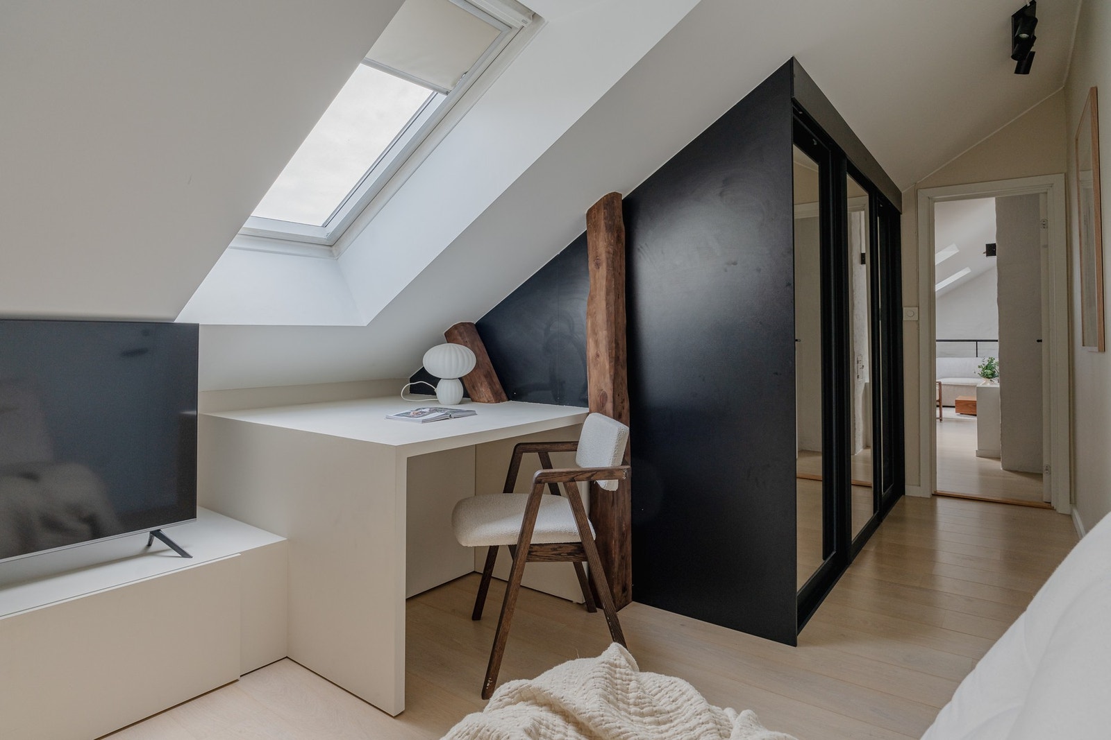 Spesialtilpasset skyvedørsgarderobe med ekstra dybde for å utnytte hele arealet. Galleribilde