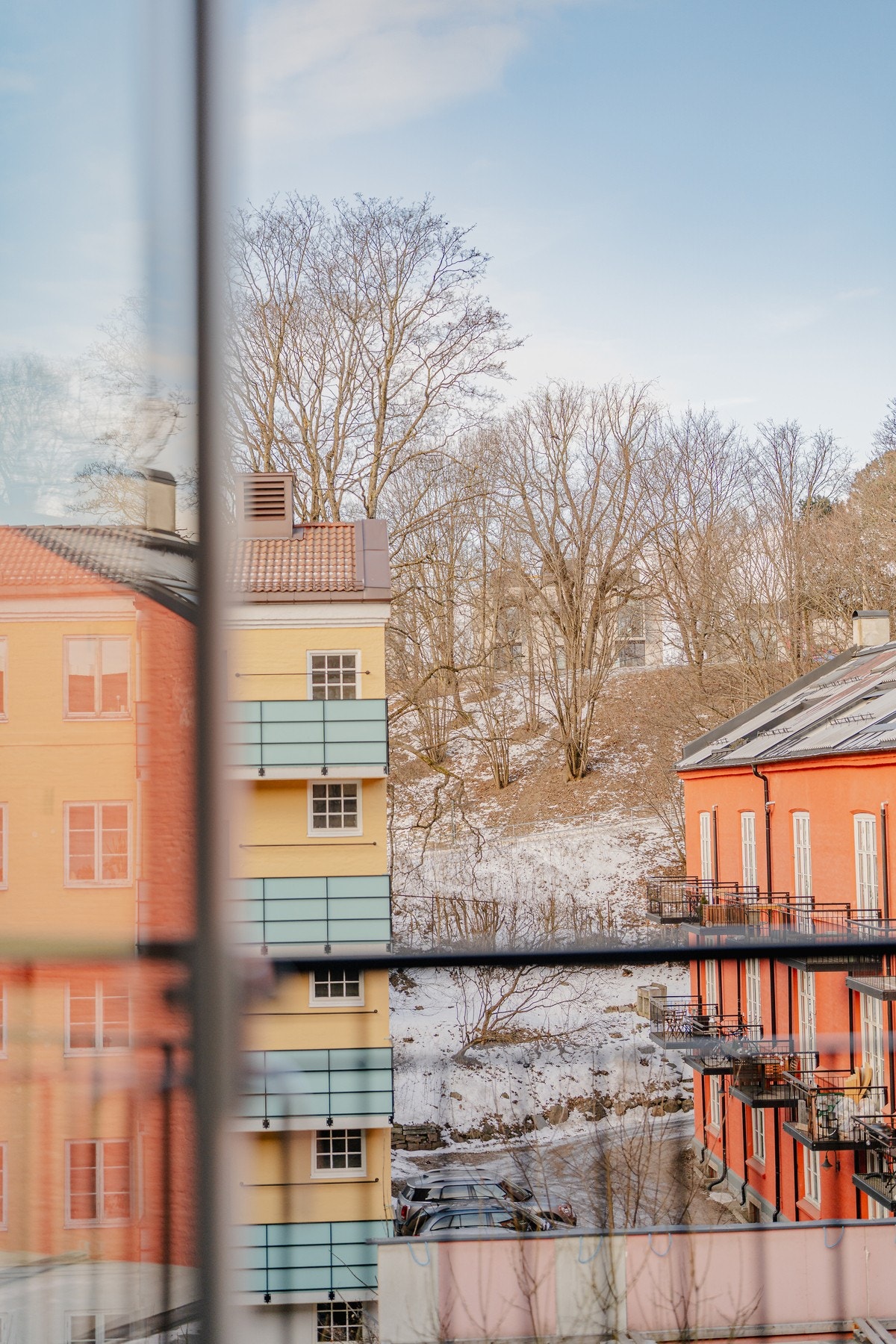 Skjermet beliggenhet mot rolig gårdsrom. Idyllisk utsyn og frodig utsyn på sommerstid. Galleribilde