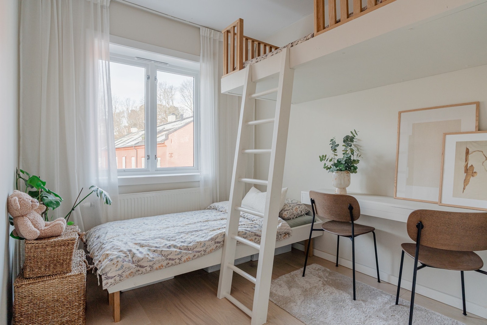 Begge soverom i 5. etasje vender mot flotte Stensparken. Også her er det god plass til dobbeltseng. Galleribilde