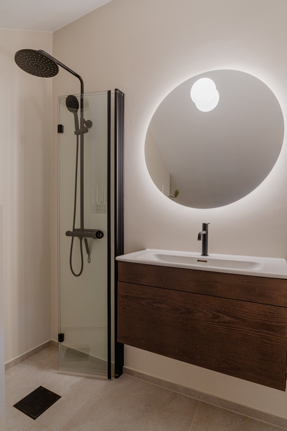 Lekker innredning i mørk eikefinér. Matchende armatur i dusj og servant. Smarte folderdører. Galleribilde