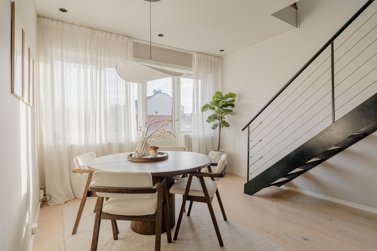 Fantastisk gjennomlys i leiligheten med vindusflater på begge sider. Galleribilde