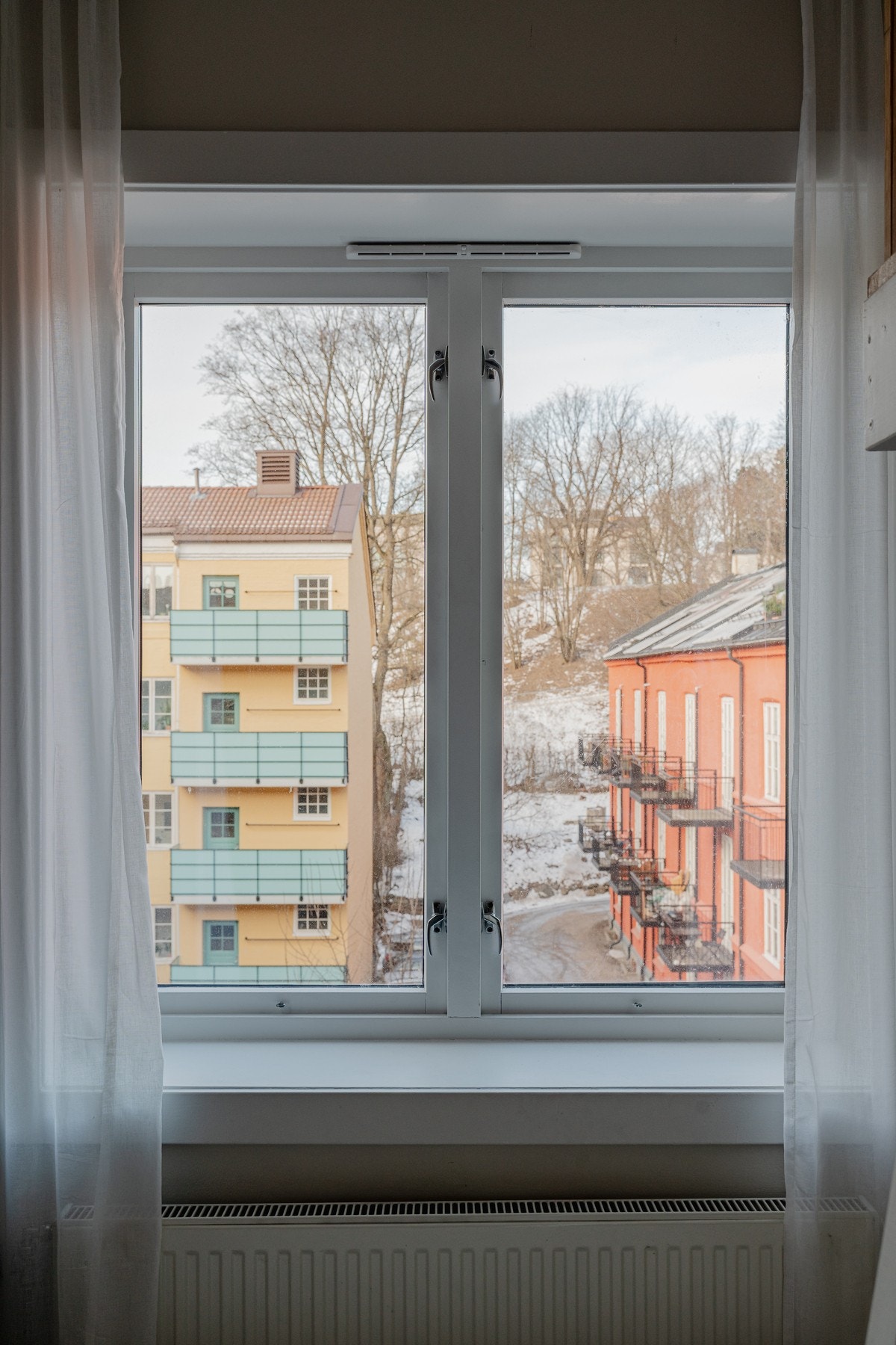 Fritt utsyn mot grønne omgivelser. Behagelig innetemperatur på kjølige høst- og vinterdager med radiatorvarme (inkludert i fellesutgifter). Galleribilde