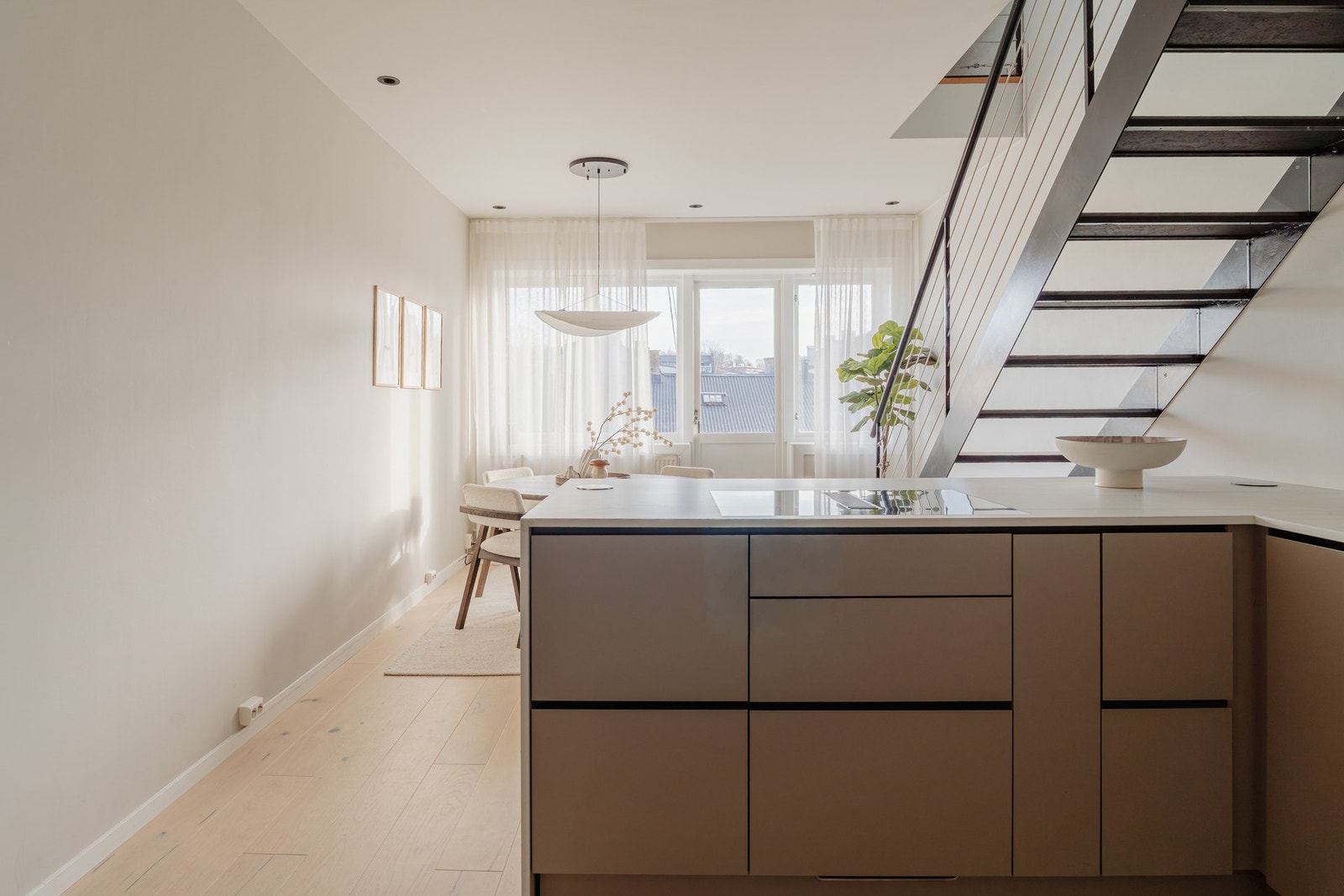 Lekkert kjøkken levert av danske Kvik i 2022. Galleribilde