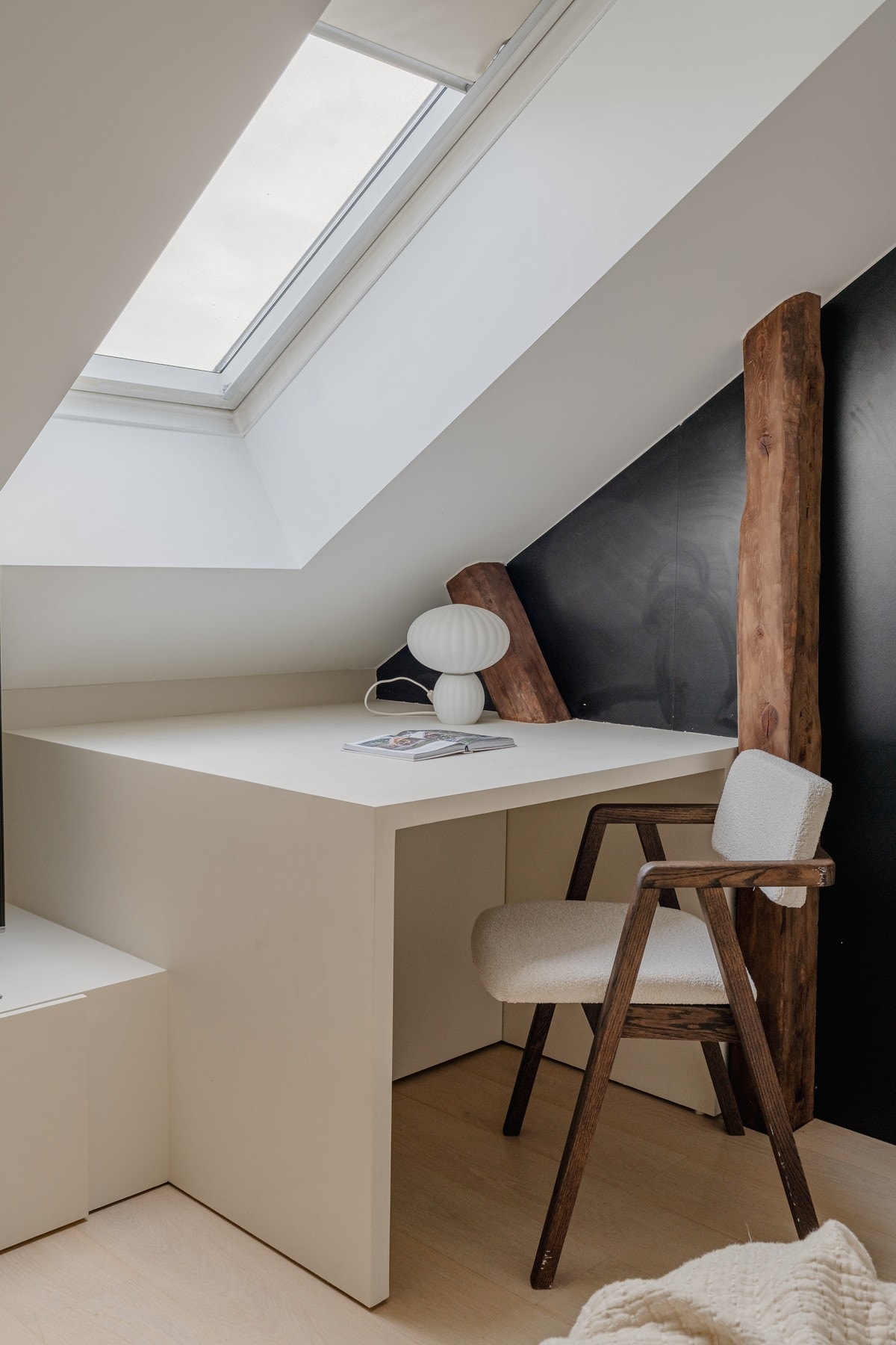 Smarte, plassbygde løsninger er gjennomgående. Under pulten er det ytterligere oppbevaringsplass. Galleribilde