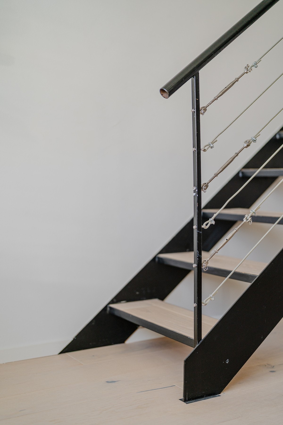 Trappetrinn er lagt i samme eikeparkett som gulvet. Galleribilde