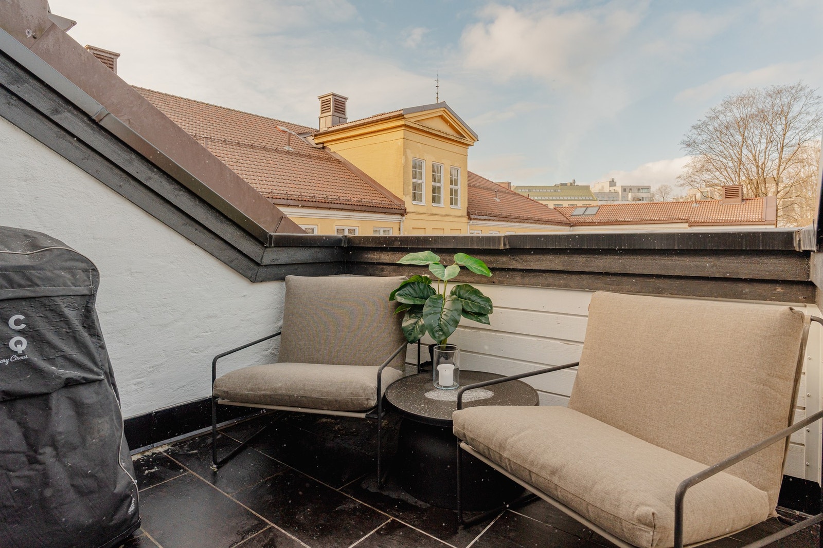 God plass til både sittegruppe, bord, grill mv. Galleribilde