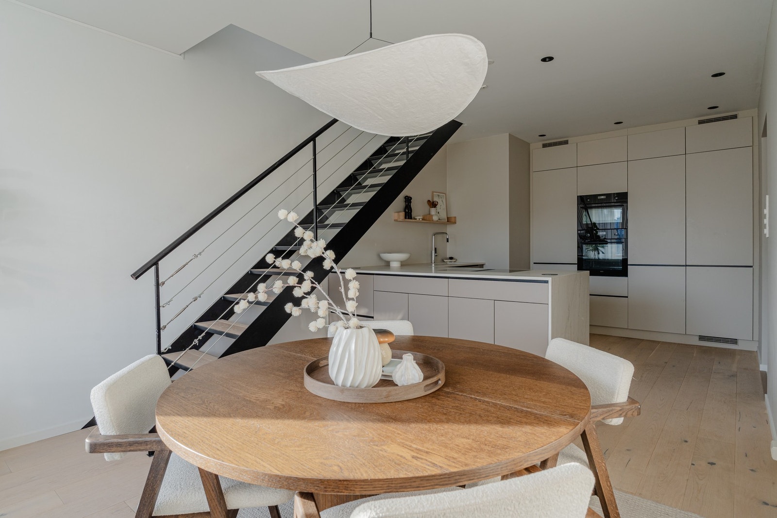 Spisestue i tilknytning til kjøkkenet - perfekt for både middagsbesøk og sosiale anledninger. Galleribilde