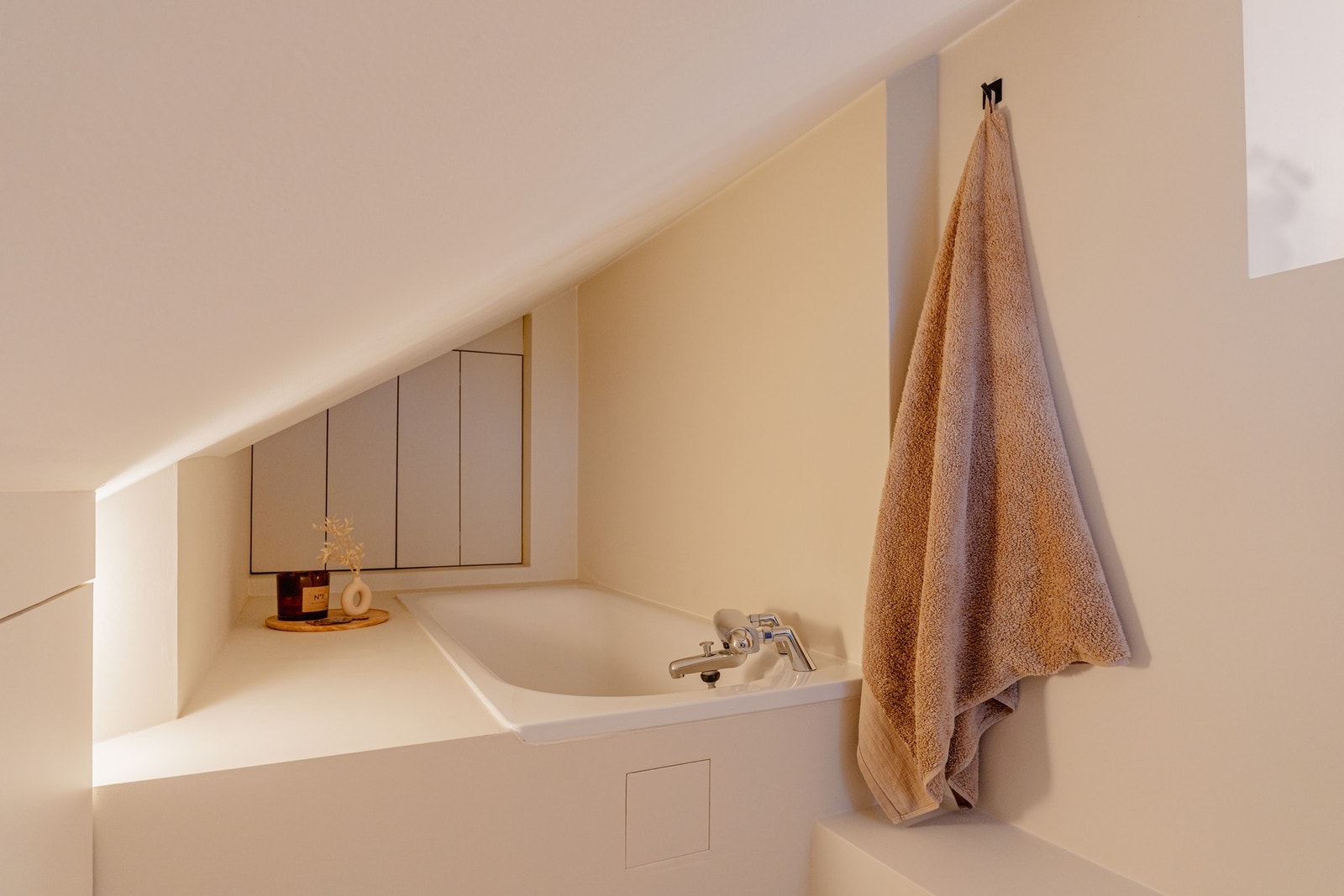 Innebygget badekar og spesialtilpasset innredning. Galleribilde