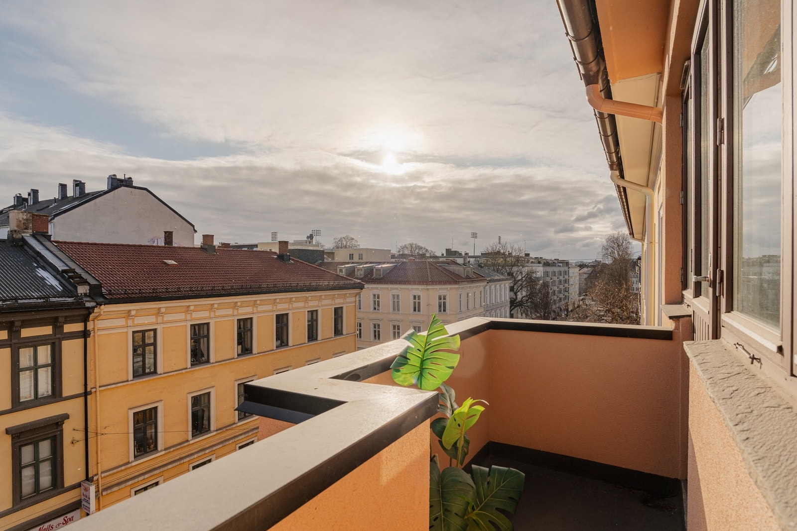 Fra spisestuen er det utgang til brannbalkong med vakkert utsyn mot klassisk bygårdsarkitektur. Galleribilde