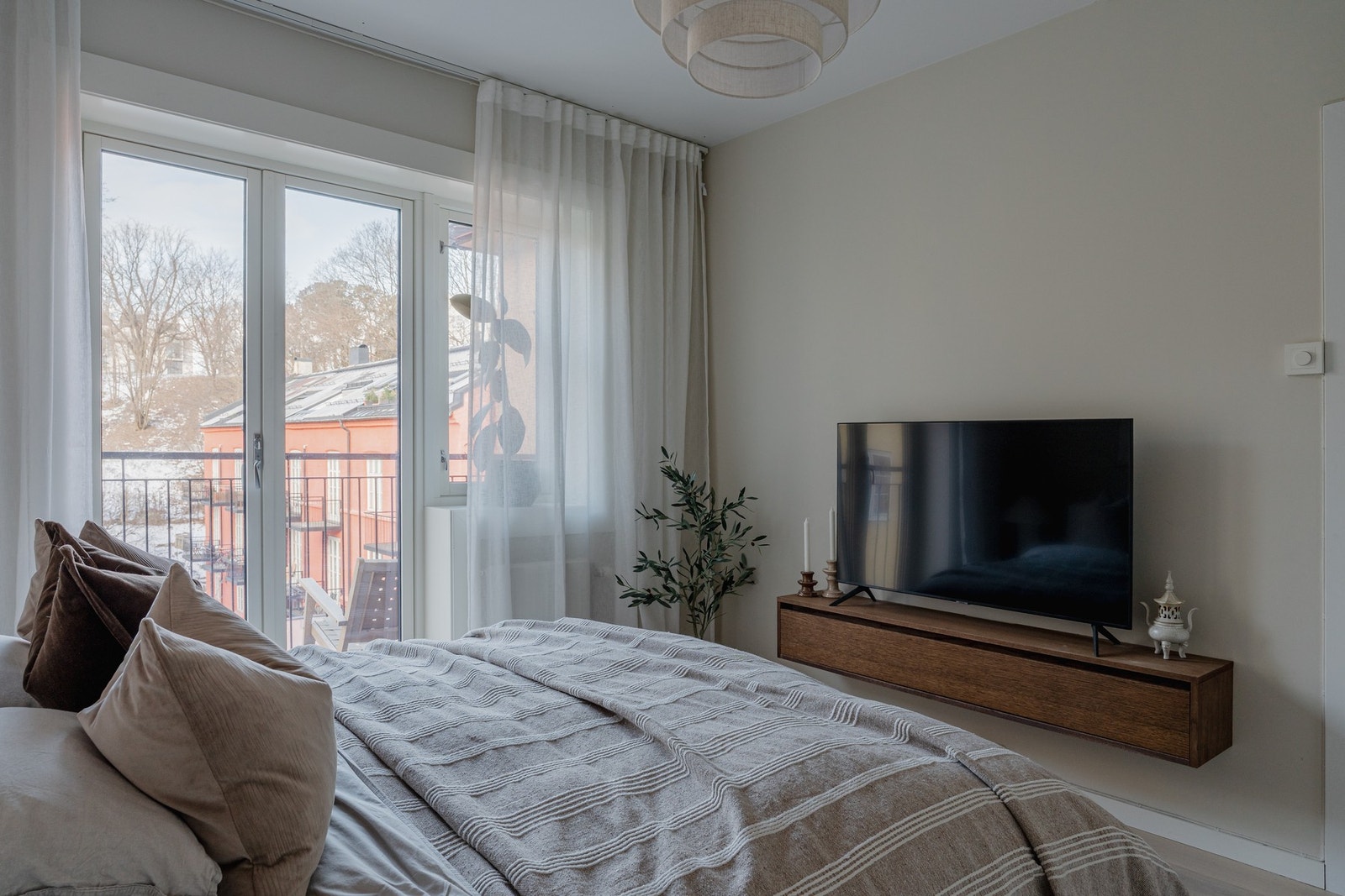 Master soverom med idyllisk og fritt utsyn mot Stensparken. Galleribilde