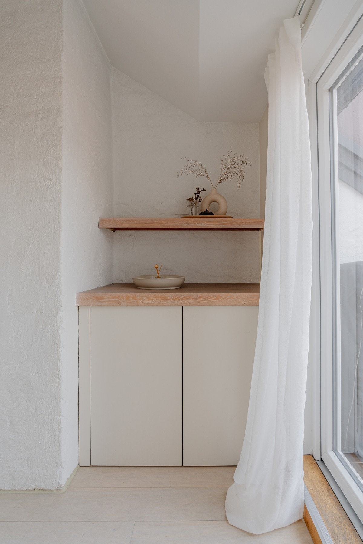 Smarte plassbygde skap og oppbevaringsløsninger i alle rom. Galleribilde