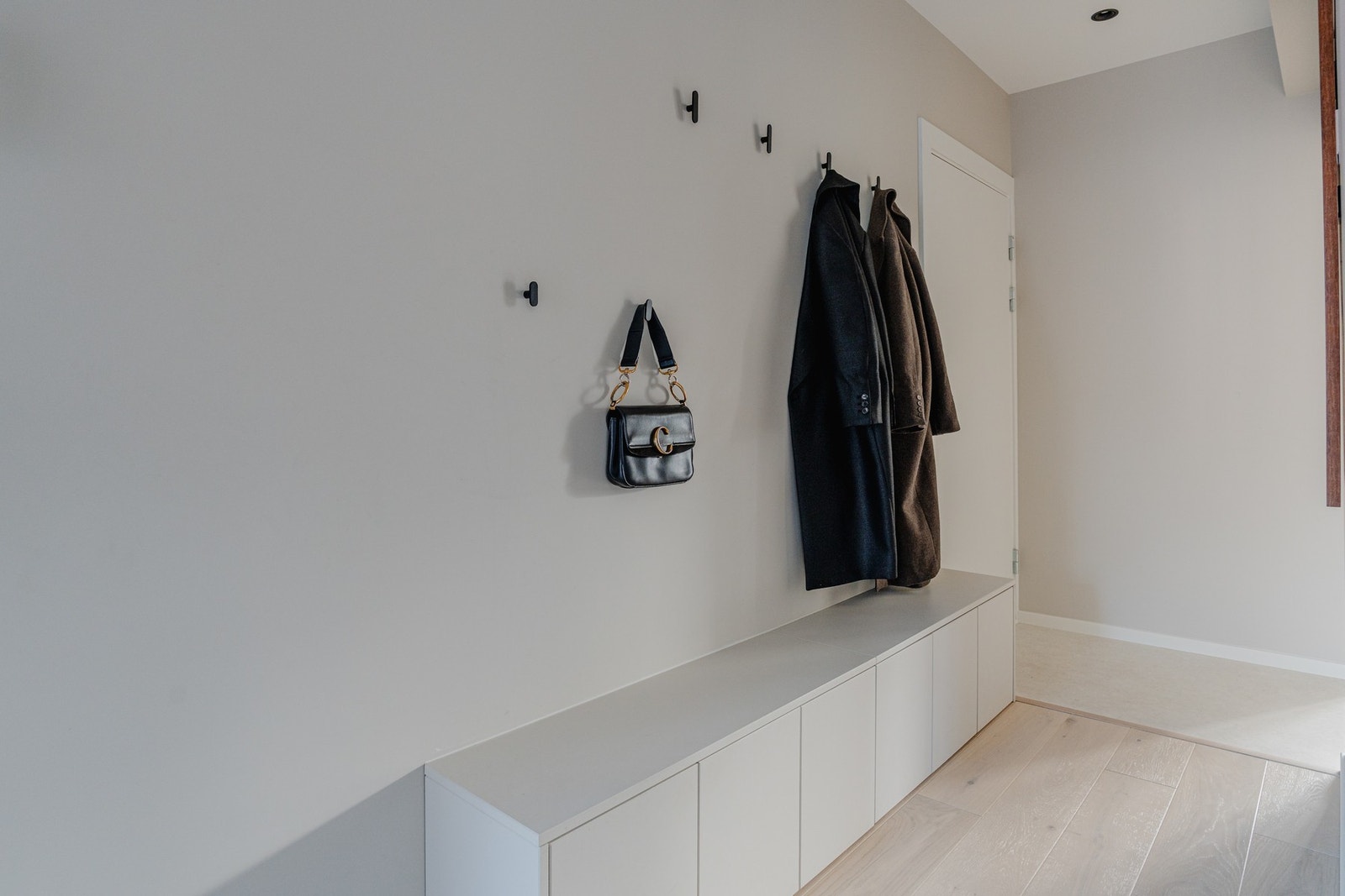 Lekker overgang mellom eikeparkett og fliser i entré. Galleribilde