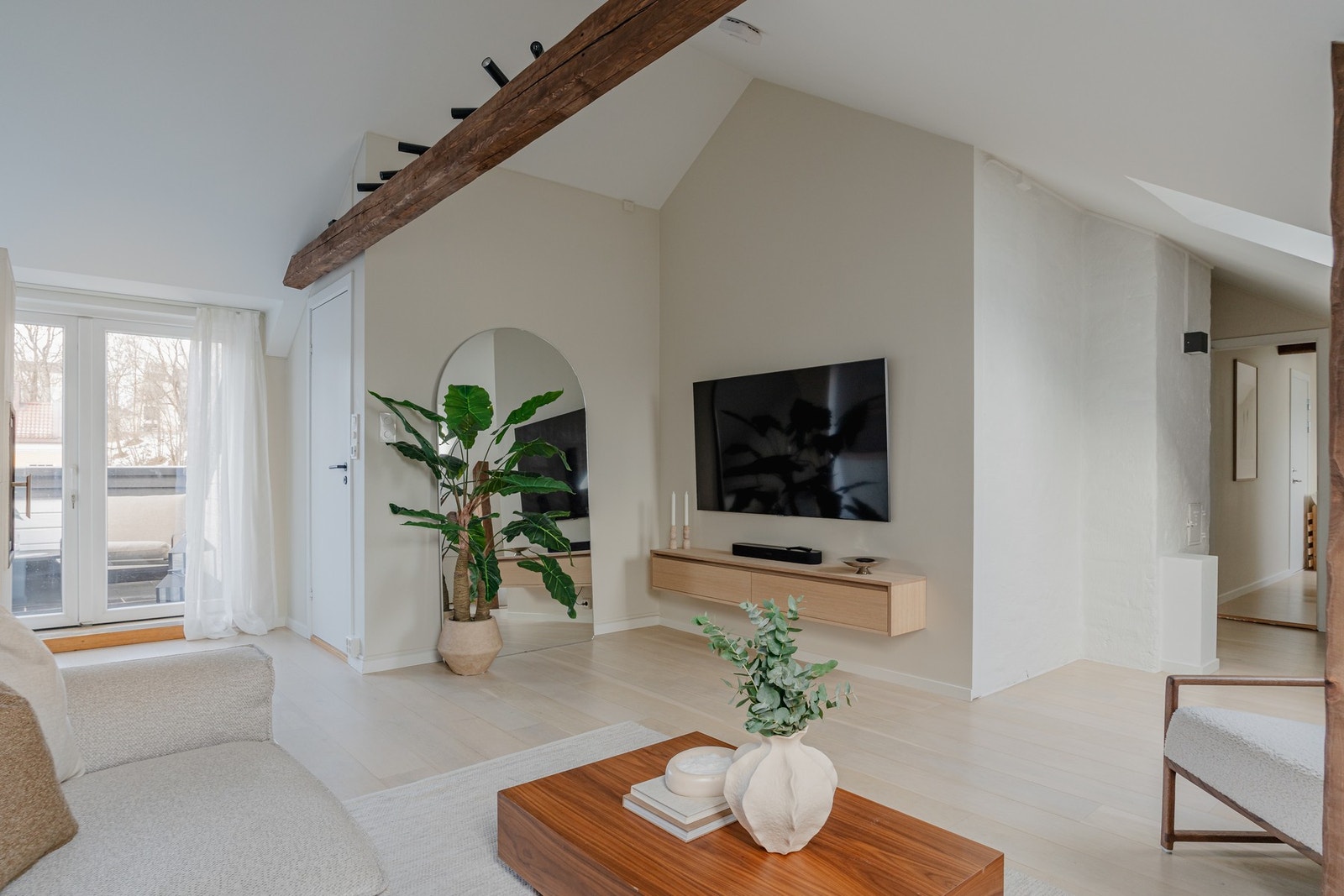 Leiligheten ble nybygget i 2012 og er betydelig oppgradert mellom 2022 og 2025. Galleribilde