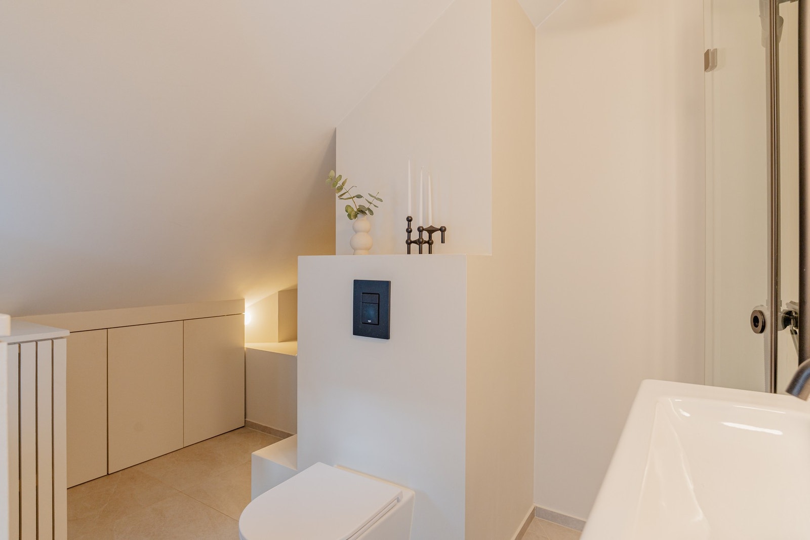 Eksklusivt, oppgradert baderom som ble overflateoppusset i 2025. Galleribilde