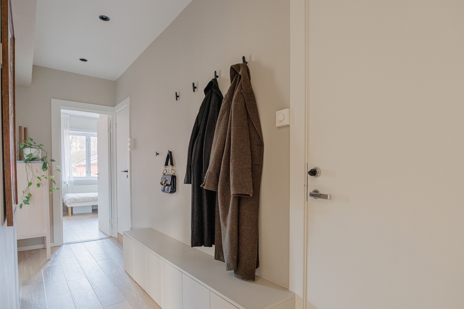 Lyse, delikate overflater i hele leiligheten. Galleribilde