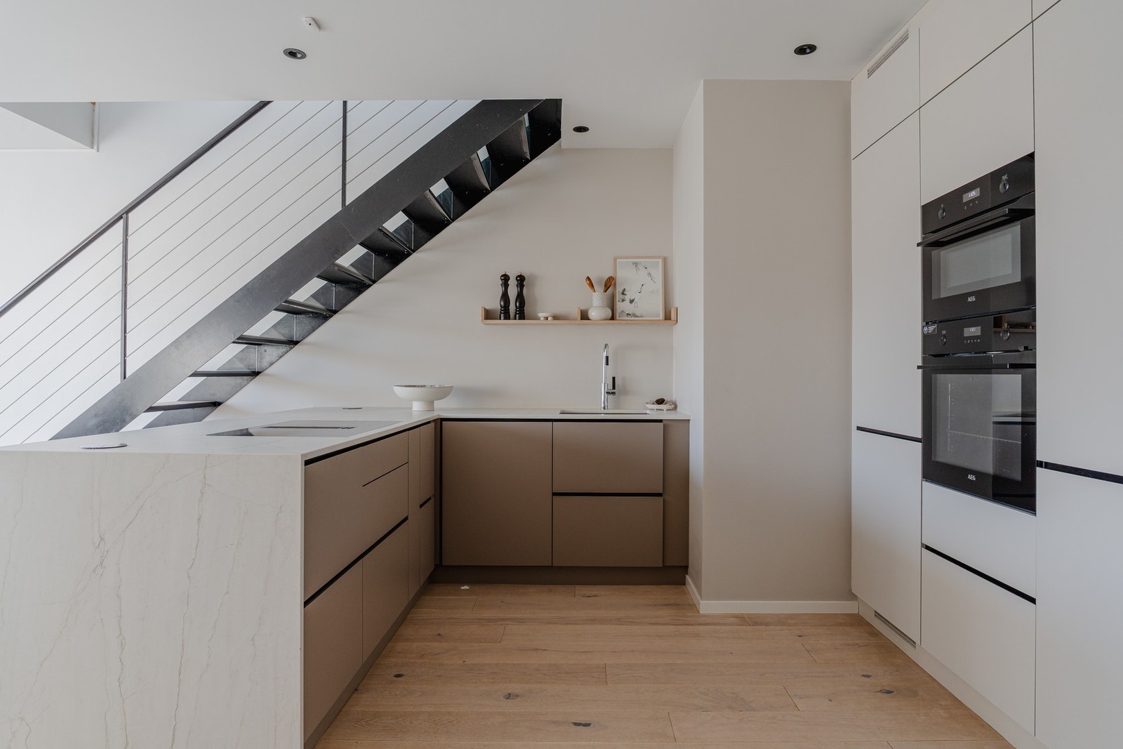 Kompakt- og stekeovn fra tyske AEG. Flip-stikkontakt integrert i kjøkkenøy. Luksus med full size kjøleskap og fryseskap. Galleribilde