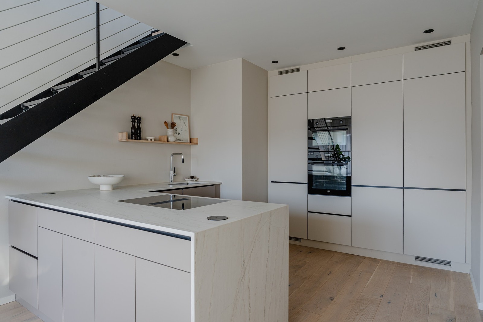 Meget påkostet benkeplate i dekton-stein. Et solid og kompakt materiale som tåler høy varme, støt og flekker i tillegg til at dekton nesten ikke absorberer væske. Galleribilde