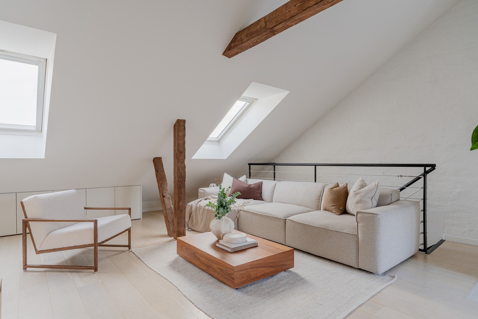 Lys og luftig stue med lysinnslipp fra begge sider. Spesialtilpasset innredning. Galleribilde