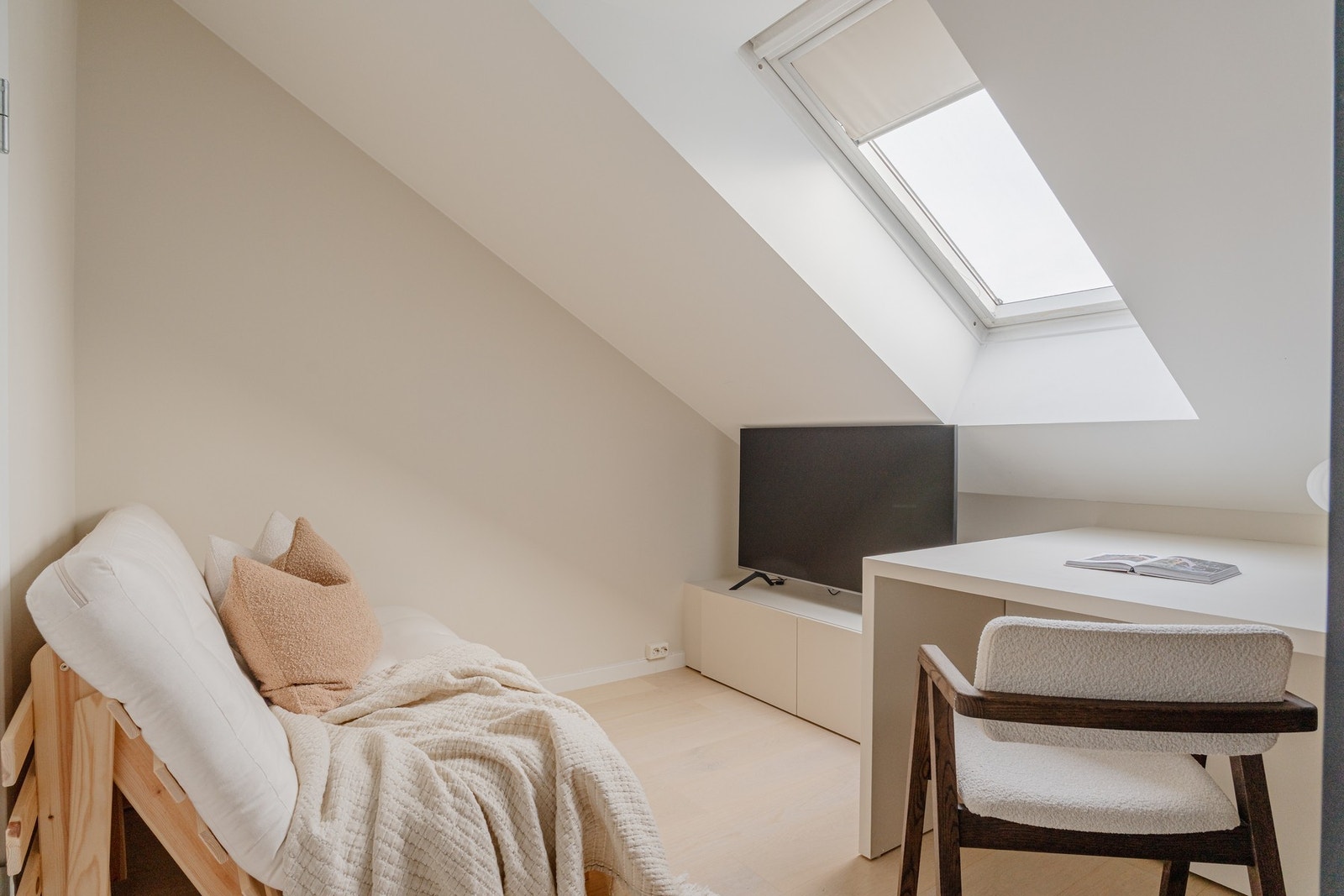 Soverom/kontor med lekker innredning og plass til seng. Galleribilde