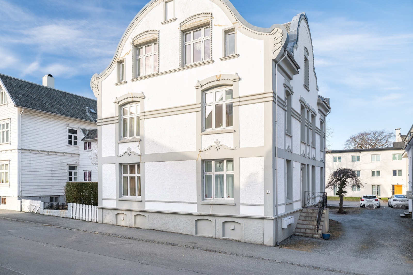 Leiligheten ligger i et etablert sameie med 5 leiligheter i et nydelig murhus. Galleribilde